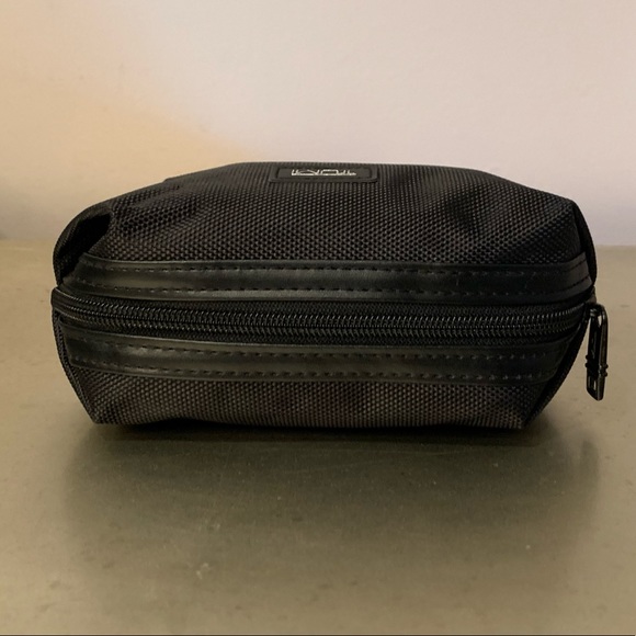 Tumi travel toiletry / cordkeeper bag - Picture 3 of 5